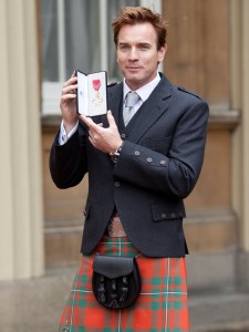 Ewan-McGregor-en-kilt-pour-recevoir-une-distinction-a-Buckingham